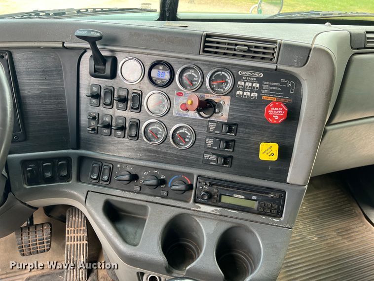 image for item MR9912 2007 Freightliner Columbia  semi truck