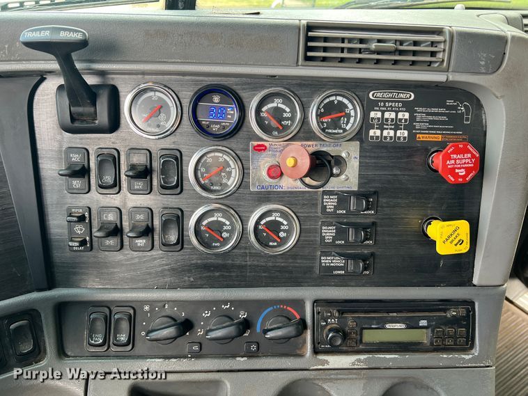 image for item MR9912 2007 Freightliner Columbia  semi truck