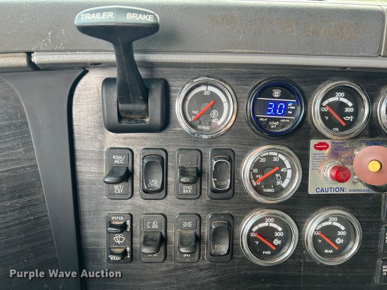 image for item MR9912 2007 Freightliner Columbia  semi truck