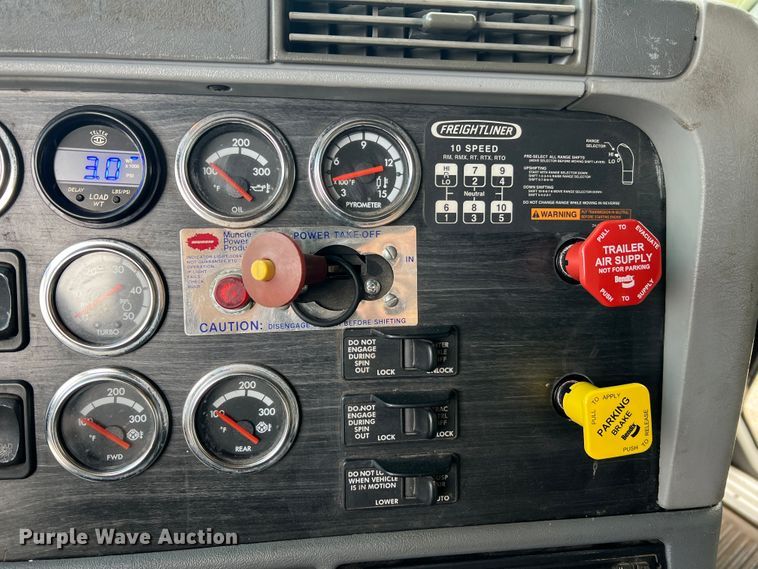 image for item MR9912 2007 Freightliner Columbia  semi truck