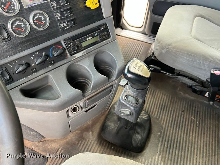 image for item MR9912 2007 Freightliner Columbia  semi truck