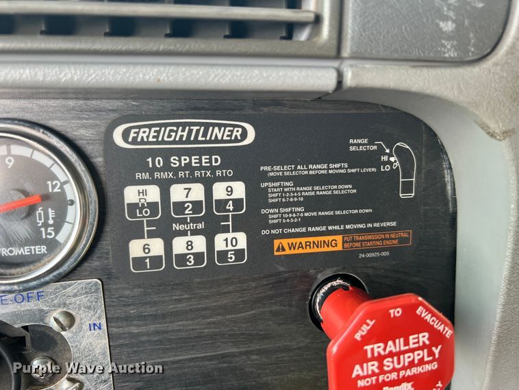 image for item MR9912 2007 Freightliner Columbia  semi truck