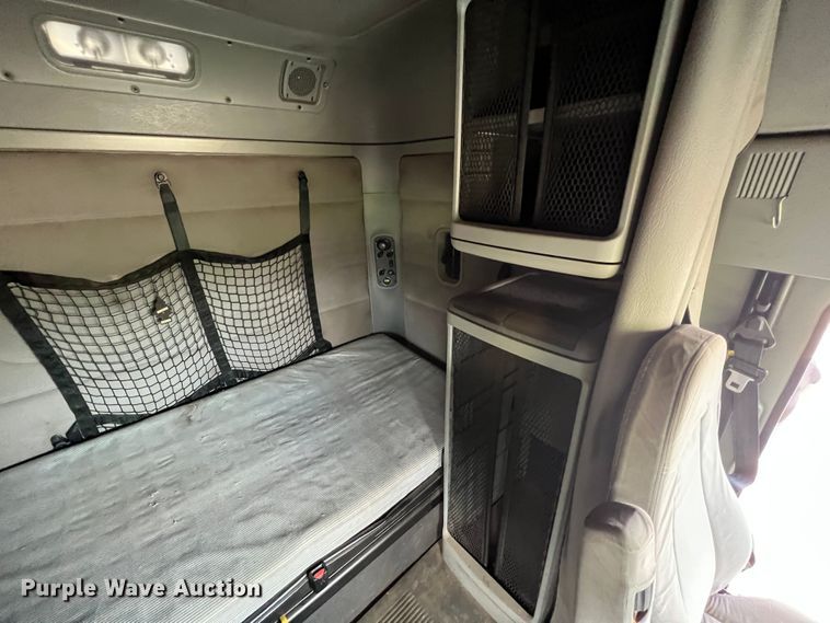 image for item MR9912 2007 Freightliner Columbia  semi truck