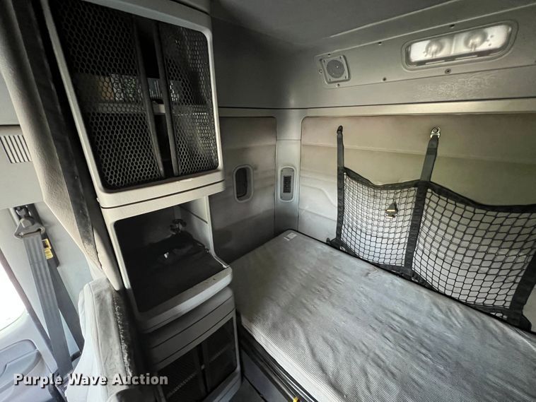 image for item MR9912 2007 Freightliner Columbia  semi truck