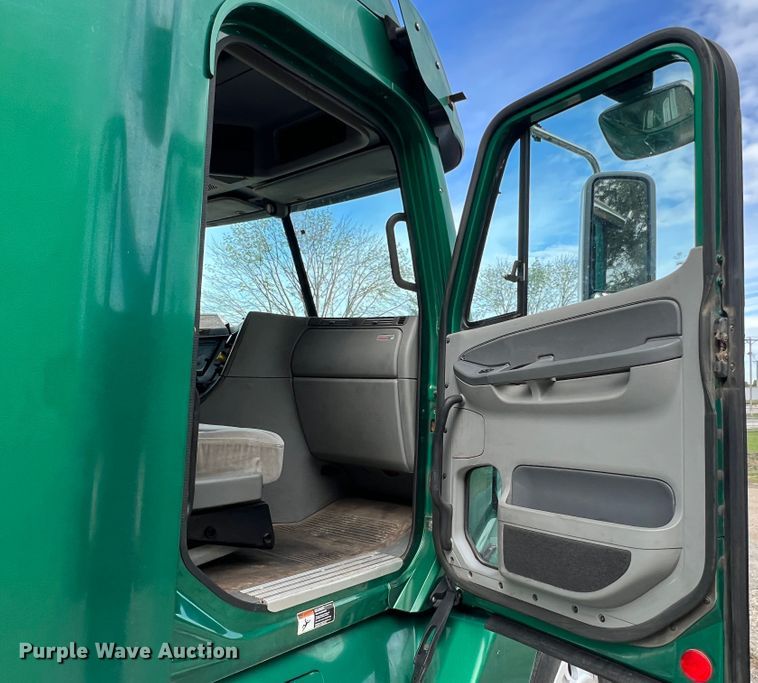 image for item MR9912 2007 Freightliner Columbia  semi truck