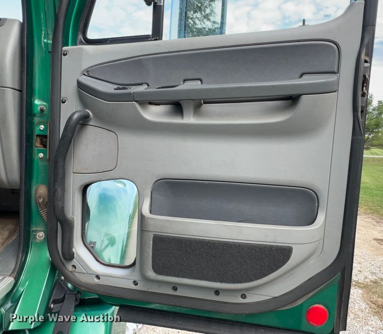 image for item MR9912 2007 Freightliner Columbia  semi truck