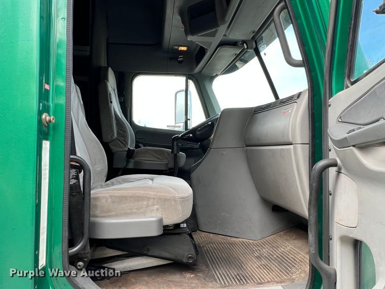 image for item MR9912 2007 Freightliner Columbia  semi truck