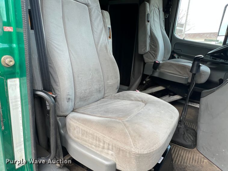 image for item MR9912 2007 Freightliner Columbia  semi truck