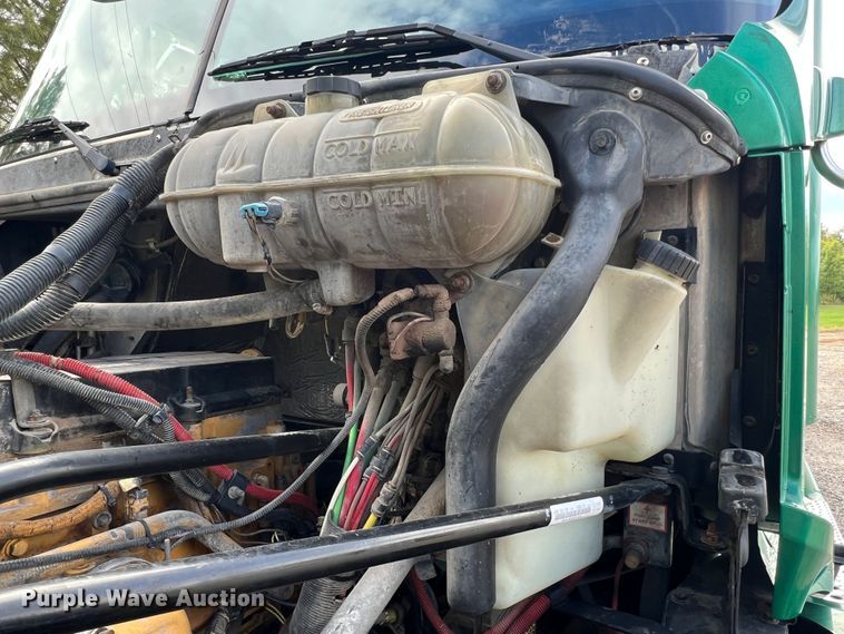 image for item MR9912 2007 Freightliner Columbia  semi truck