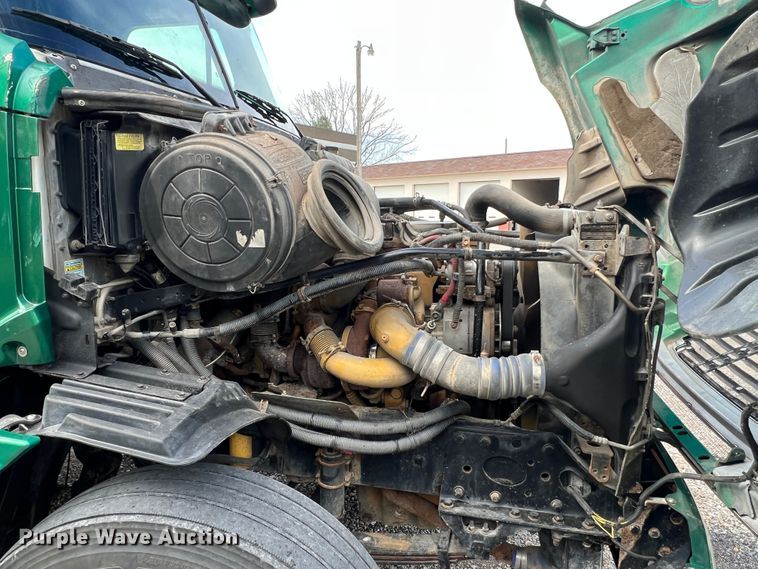 image for item MR9912 2007 Freightliner Columbia  semi truck