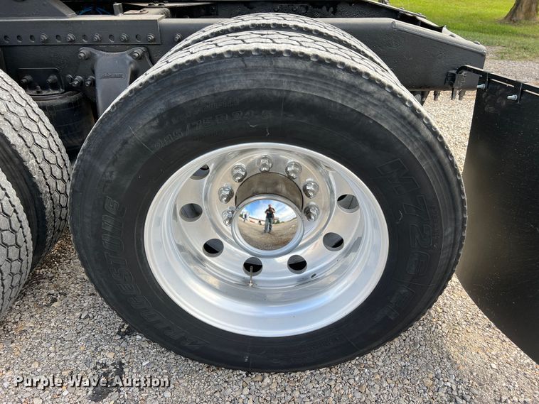 image for item MR9912 2007 Freightliner Columbia  semi truck