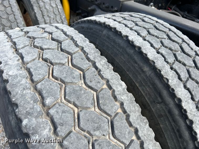 image for item MR9912 2007 Freightliner Columbia  semi truck