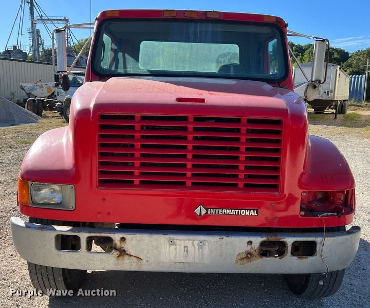 image for item MR9919 2000 International 4900  truck cab and chassis