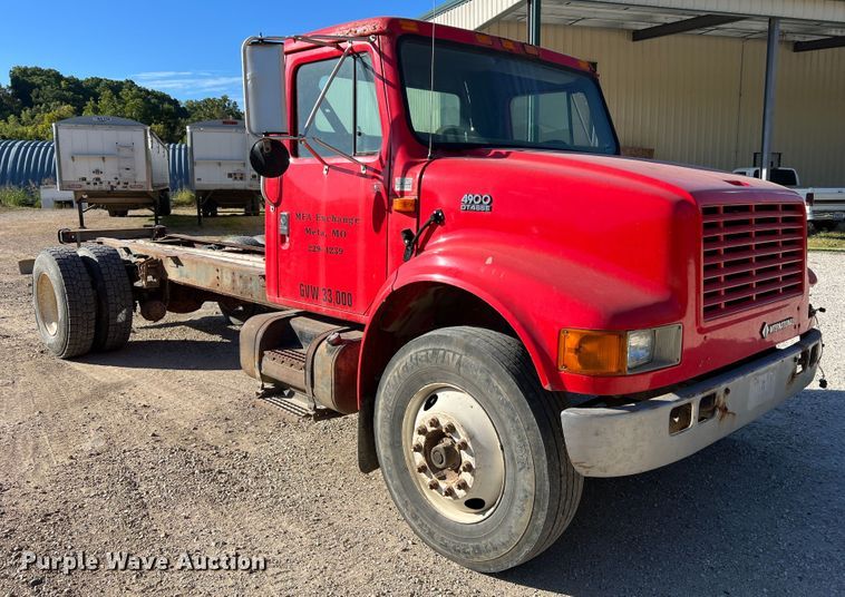 image for item MR9919 2000 International 4900  truck cab and chassis