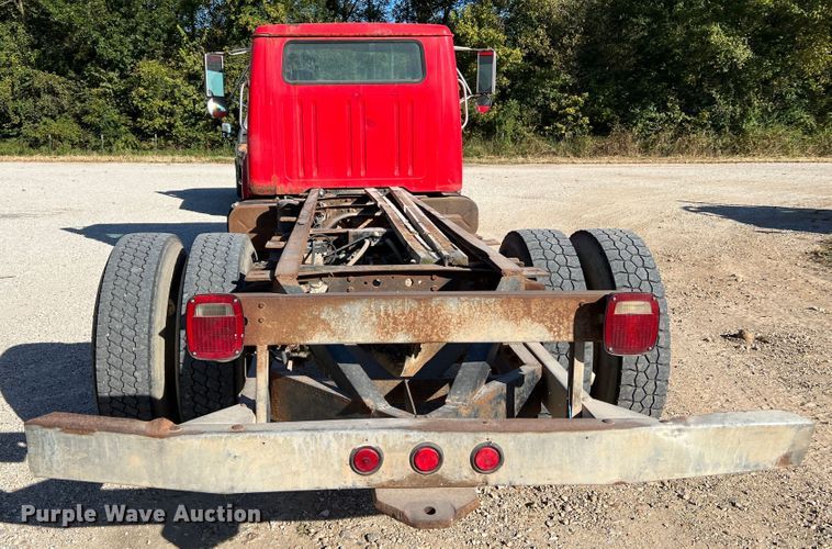 image for item MR9919 2000 International 4900  truck cab and chassis