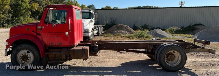 image for item MR9919 2000 International 4900  truck cab and chassis