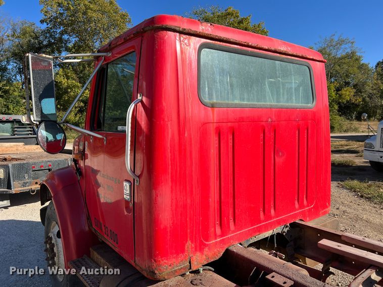 image for item MR9919 2000 International 4900  truck cab and chassis