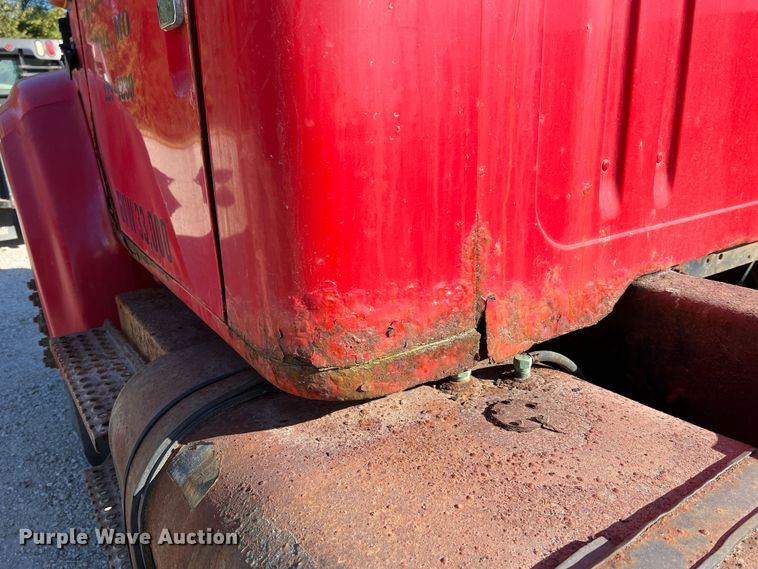 image for item MR9919 2000 International 4900  truck cab and chassis