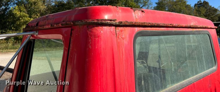 image for item MR9919 2000 International 4900  truck cab and chassis