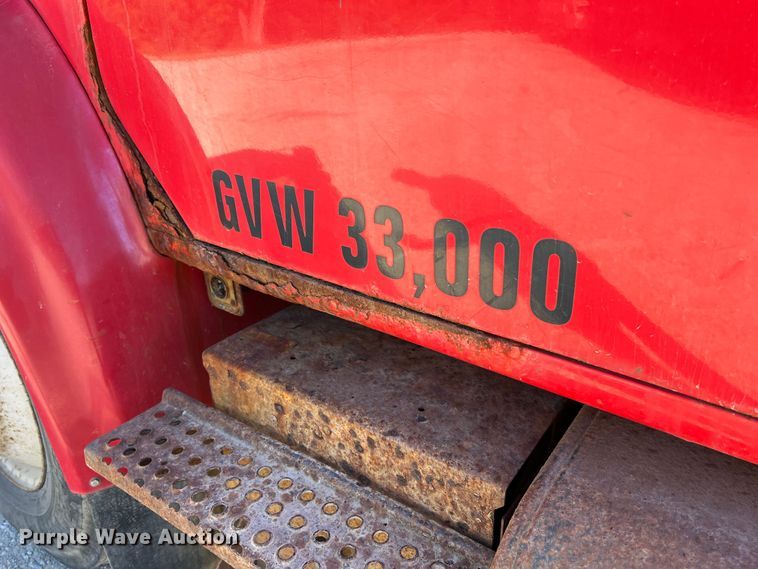 image for item MR9919 2000 International 4900  truck cab and chassis