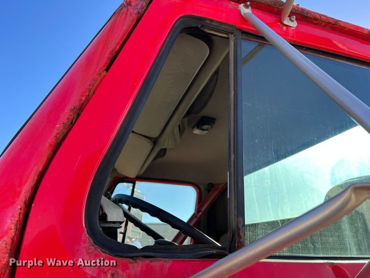 image for item MR9919 2000 International 4900  truck cab and chassis