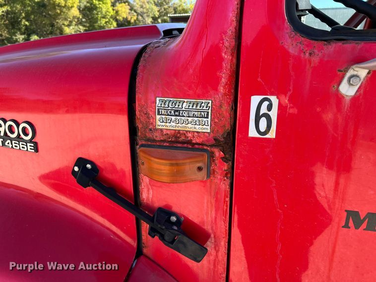 image for item MR9919 2000 International 4900  truck cab and chassis