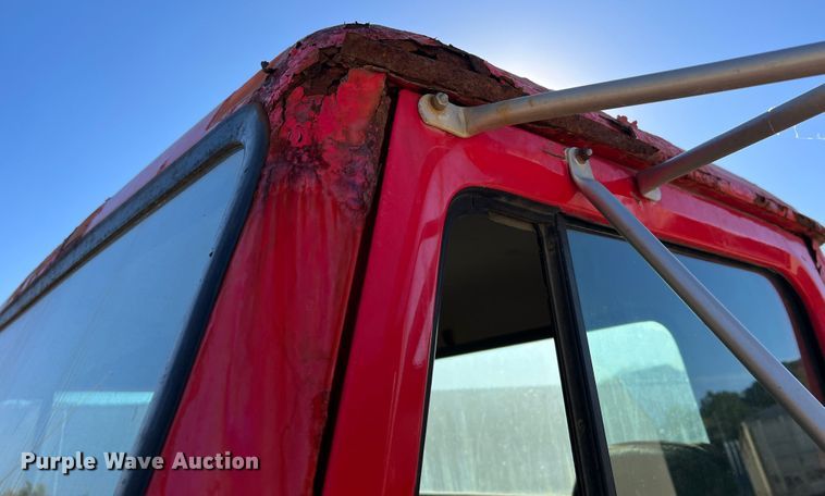 image for item MR9919 2000 International 4900  truck cab and chassis