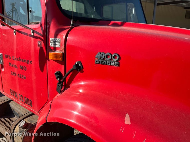 image for item MR9919 2000 International 4900  truck cab and chassis