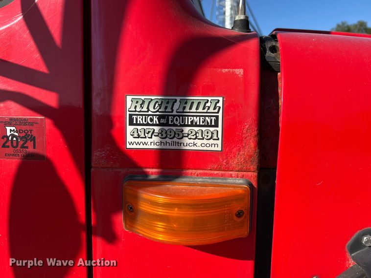 image for item MR9919 2000 International 4900  truck cab and chassis