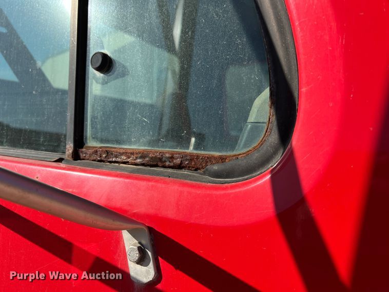 image for item MR9919 2000 International 4900  truck cab and chassis