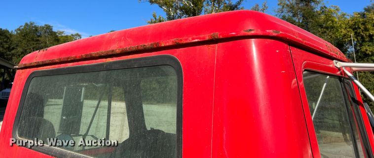 image for item MR9919 2000 International 4900  truck cab and chassis