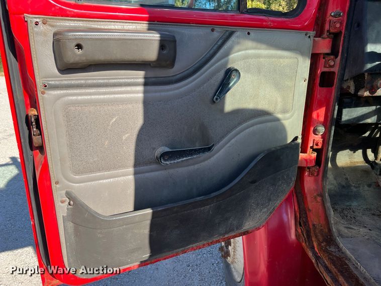 image for item MR9919 2000 International 4900  truck cab and chassis