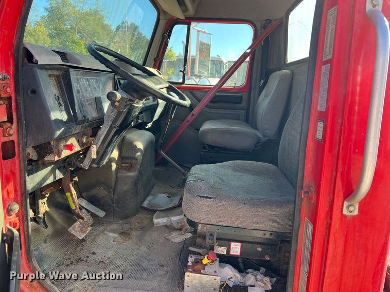 image for item MR9919 2000 International 4900  truck cab and chassis