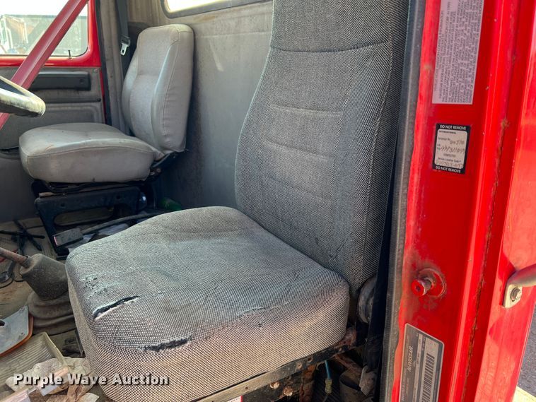 image for item MR9919 2000 International 4900  truck cab and chassis