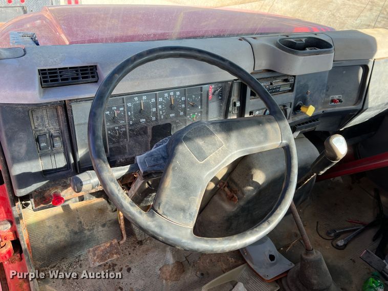 image for item MR9919 2000 International 4900  truck cab and chassis