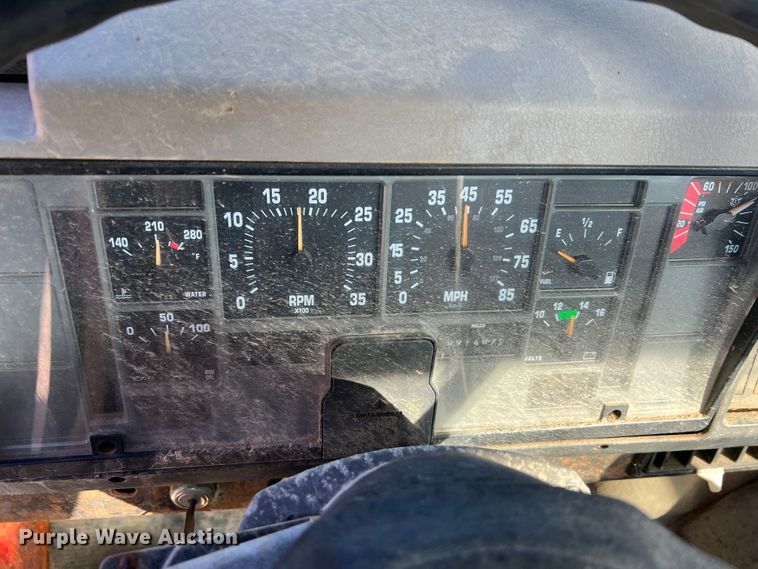 image for item MR9919 2000 International 4900  truck cab and chassis