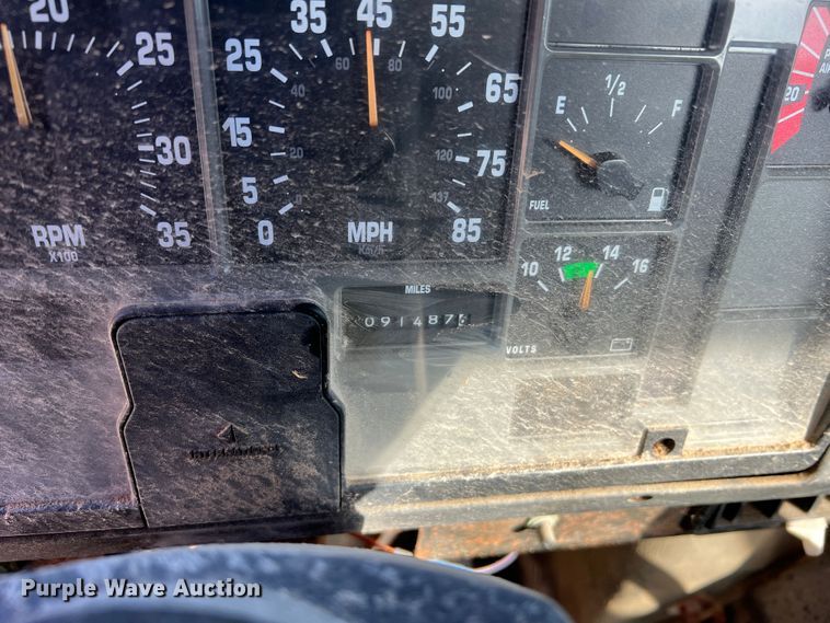 image for item MR9919 2000 International 4900  truck cab and chassis