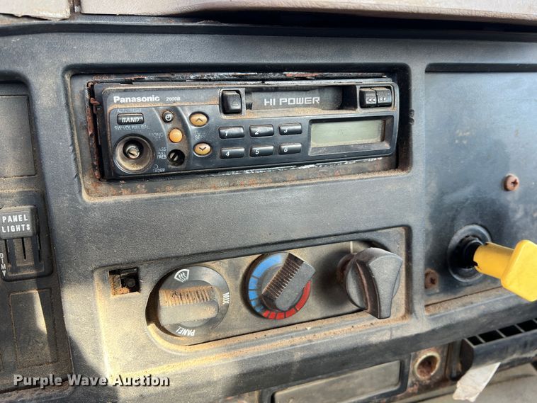 image for item MR9919 2000 International 4900  truck cab and chassis