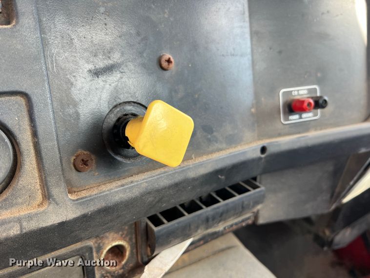 image for item MR9919 2000 International 4900  truck cab and chassis