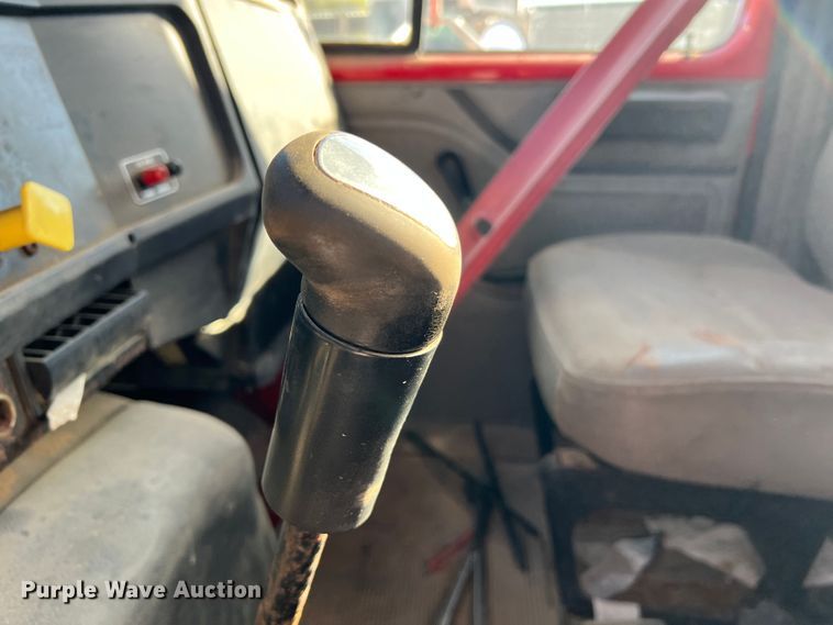 image for item MR9919 2000 International 4900  truck cab and chassis