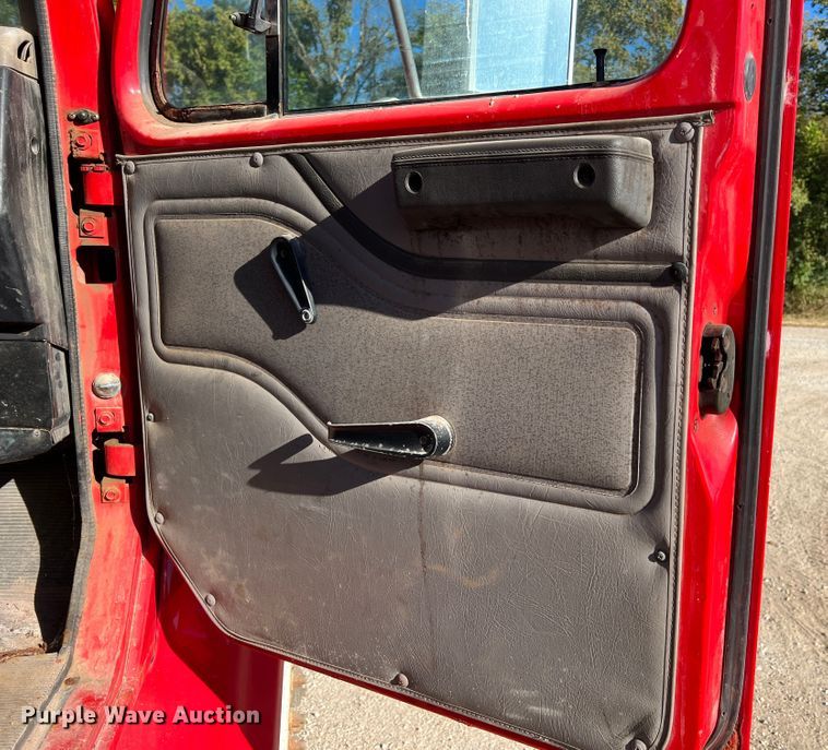 image for item MR9919 2000 International 4900  truck cab and chassis