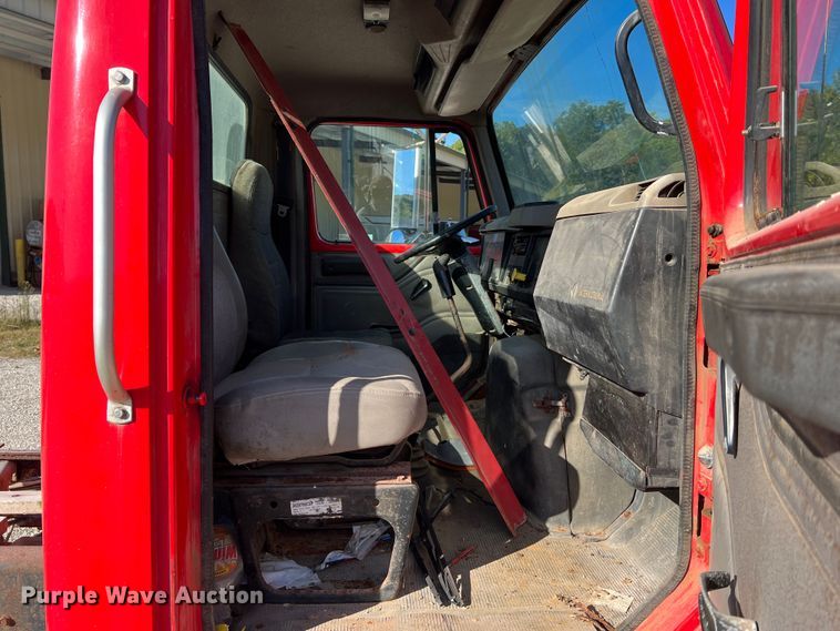 image for item MR9919 2000 International 4900  truck cab and chassis