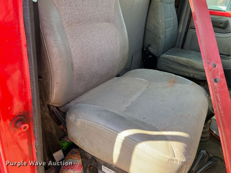 image for item MR9919 2000 International 4900  truck cab and chassis