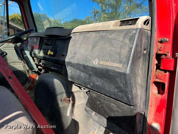 image for item MR9919 2000 International 4900  truck cab and chassis