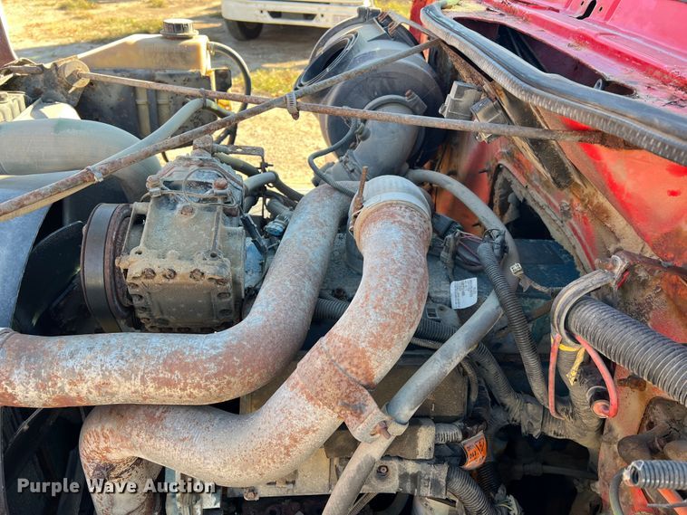 image for item MR9919 2000 International 4900  truck cab and chassis