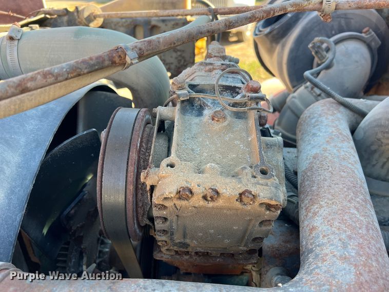 image for item MR9919 2000 International 4900  truck cab and chassis