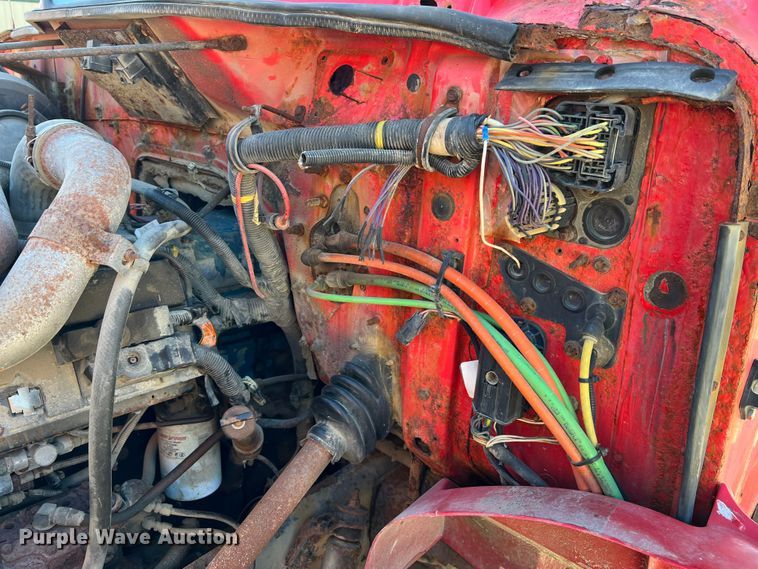 image for item MR9919 2000 International 4900  truck cab and chassis