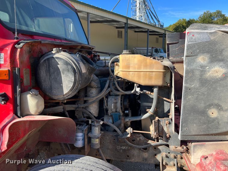 image for item MR9919 2000 International 4900  truck cab and chassis