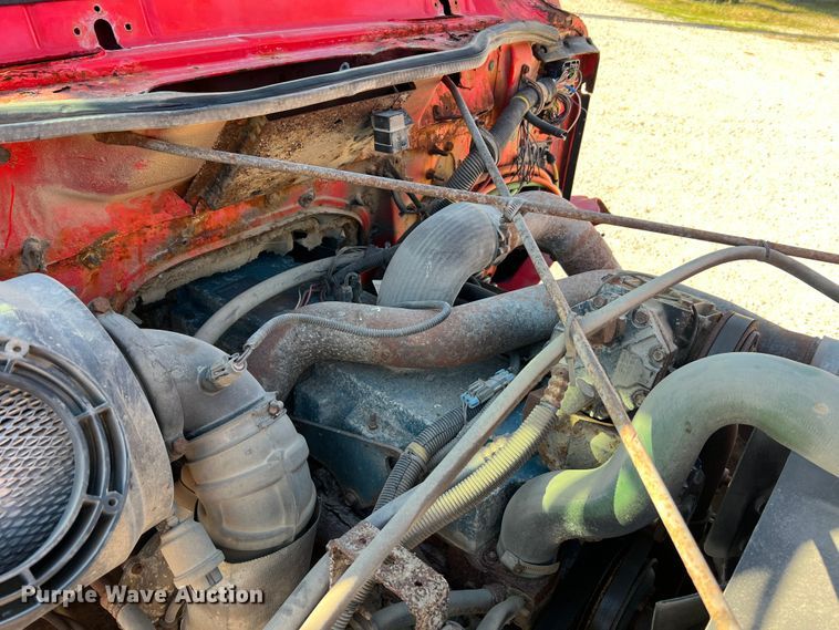 image for item MR9919 2000 International 4900  truck cab and chassis