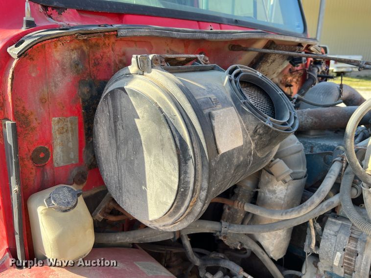 image for item MR9919 2000 International 4900  truck cab and chassis